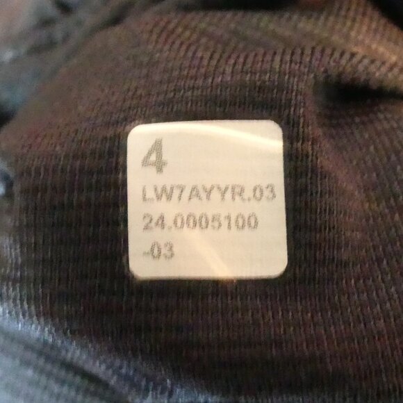 Lululemon Hotty Hot High-Rise Lined 2.5" Short - Black - Size 4 - Picture 4 of 4